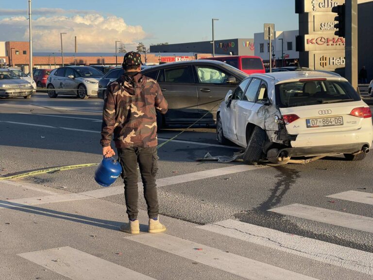 Shtatë të lënduar nga aksidenti mes pesë automjeteve në rrugën Prishtinë-Fushë Kosovë