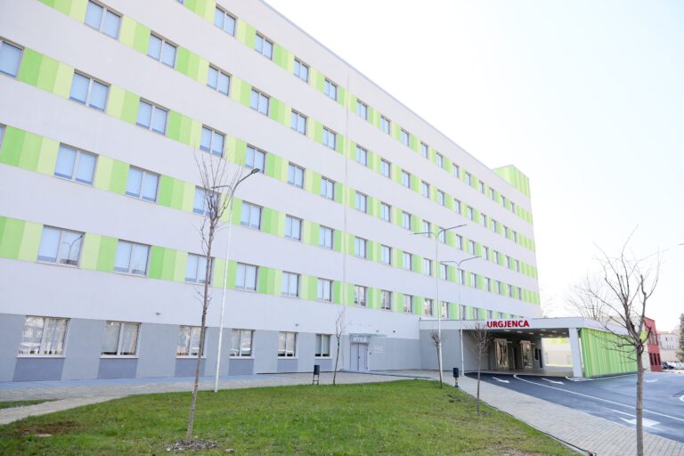Nëna rrah mjeken pas vdekjes së djalit në QSUT QSUT