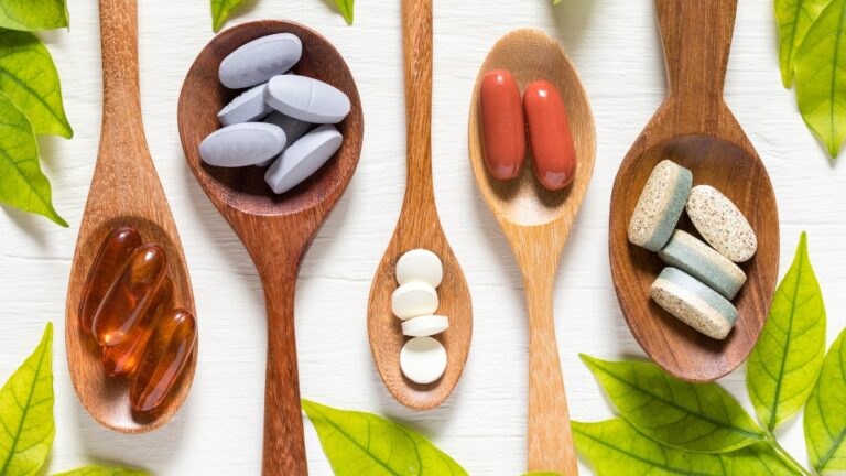Çfarë e shkakton mungesën e vitaminës B12 dhe si ta zëvendësoni atë