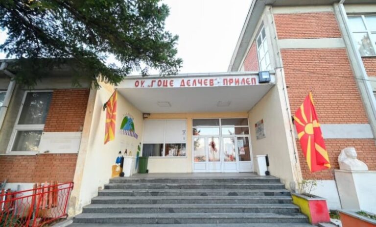 Një 11-vjeçar bie nga kati i tretë i shkollës, dërgohet për kurim në Qendrën Klinike në Maqedoninë e Veriut