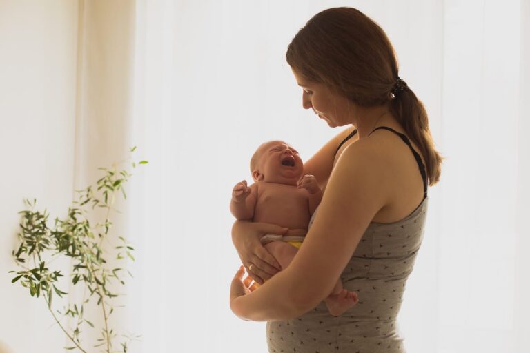 Studim: Nënat e reja duhet të monitorohen për javë pas lindjes, rrezikohen komplikime serioze