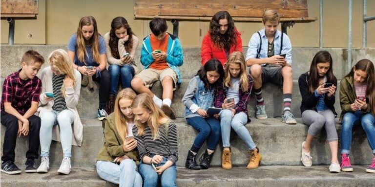 Franca do të shtyjë përpara ndalimin e mediave sociale për fëmijët nën 15 vjeç Adoleshenca