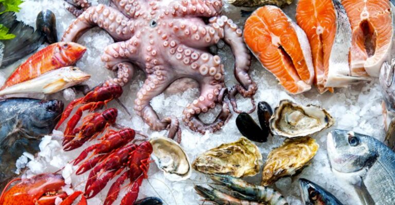 Mostrat e ushqimeve të detit përmbajnë nivele të larta të mikroplastikës