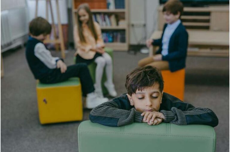 Studim: Narcistët shpesh herë ndjehen më të përjashtuar