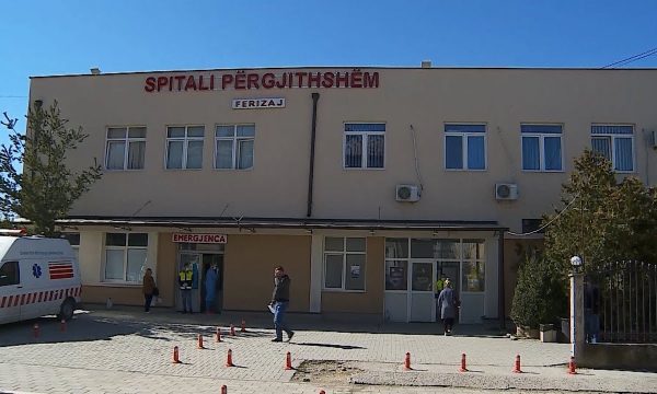 Spitali i Ferizajt ua ul pagën 20% për dy muaj mjekëve që punuan në privat gjatë orarit të kujdestarisë