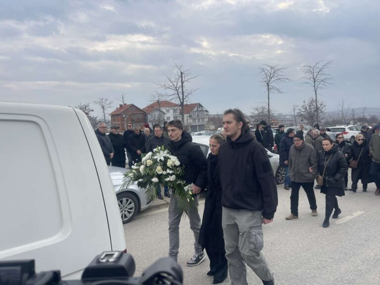 I jepet lamtumira e fundit fotoreporterit, Alban Bujari