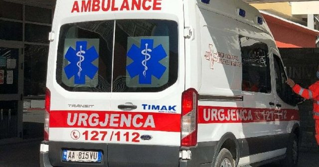 Alarm shëndetësor në një kompani në Tiranë, punonjëset kërkojnë ndihmë mjekësore