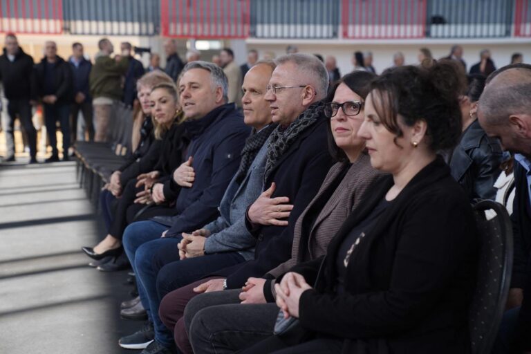 Mjekët që u kujdesën për babanë e Thaçit u shkojnë për ngushëllime, familja i falënderon për përkushtimin që treguan