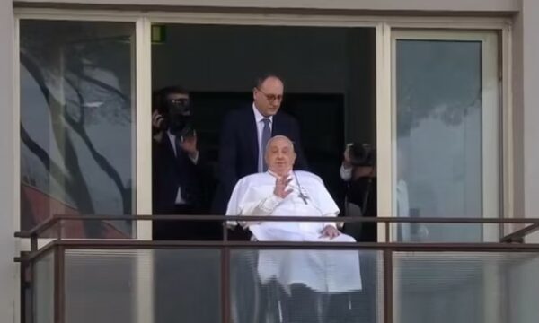 Papa Françesku shfaqet në ballkonin e spitalit, mjeku: S’është shëruar plotësisht, por gjendja e tij mbetet e qëndrueshme