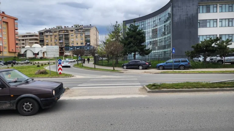 Një vajzë goditet nga vetura në Gjakovë, dërgohet për trajtim në emergjencë