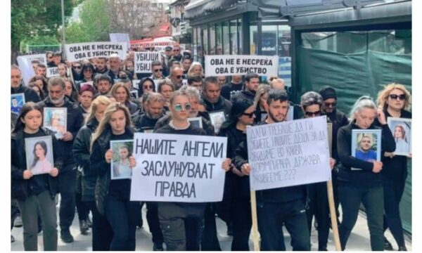 Familjet e viktimave të tragjedisë së Koçanit mbajnë marshin e parë protestues në Shkup