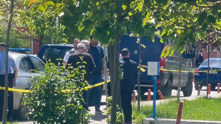 Ministri i Shëndetësisë në detyrë, Arben Vitia viziton QKUK pas incidentit të fundit