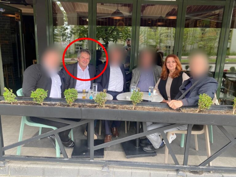 Deputetja e LVV-së pi kafe me bashkëaktivistin e partisë i cili mori pozitë në Spitalin e Pejës