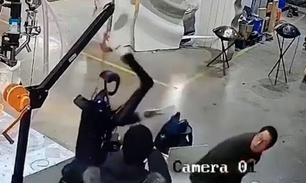Video: Incident në Kinë, roboti sulmon punëtorët në një fabrikë