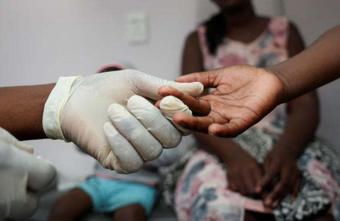 Testimi i pacientëve me HIV bie në Afrikën e Jugut pas shkurtimeve të ndihmës nga SHBA-ja