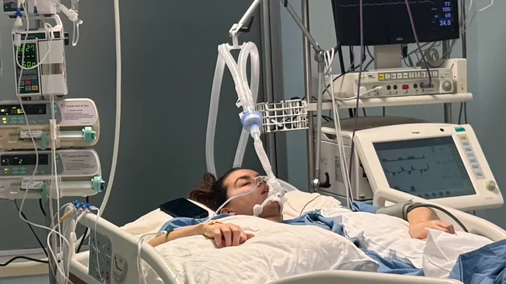 Familja kërkon ndihmë për shërim të vajzës 22 vjeçare në gjendje kome