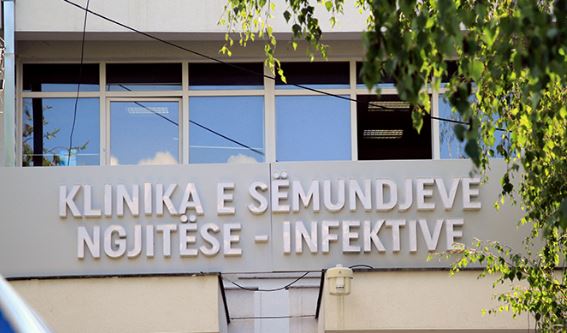 QKUK: Rreth 70 persona kërkuan ndihmë në Klinikën Infektive për helmim të dyshuar nga ushqimi, 22 u hospitalizuan