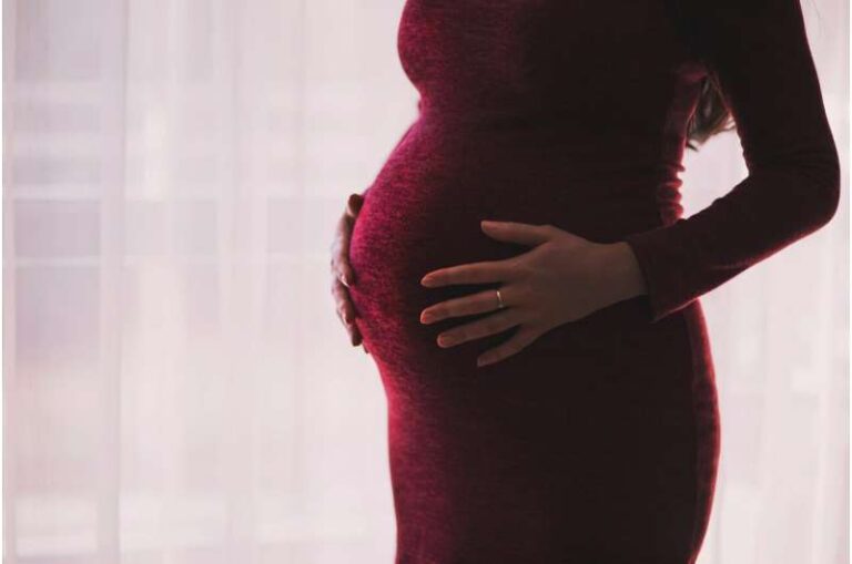 Komplikimet gjatë lindjes: Çfarë mund të ndodhë dhe si trajtohen?