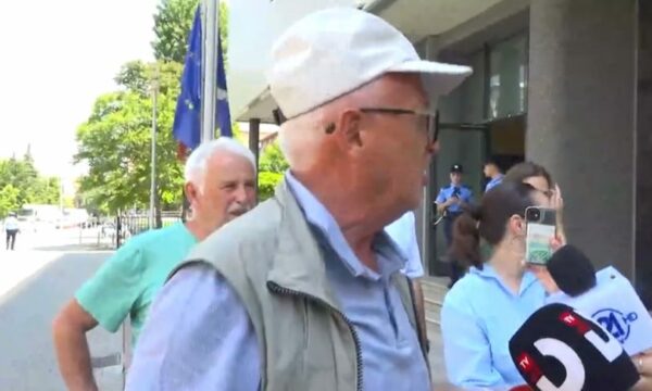 “Iu ikin gazetarëve thu se po duan t’ia heqin kravatat prej fyti”, disa qytetarë mblidhen para Kuvendit kundër bllokadës