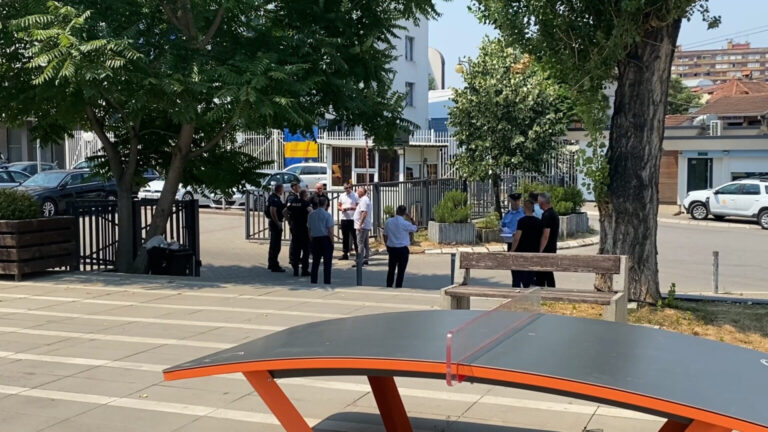 Policia jep detaje për alarmin me bombë në Kuvend: Kërcënimi erdhi përmes mesazhit
