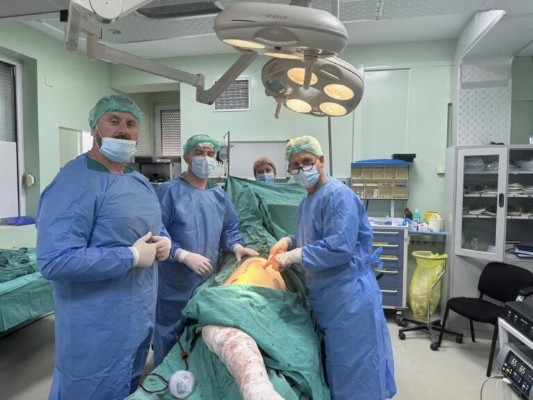 Ekipi mjekësor i Spitalit të Gjakovës realizon operacion të ndërlikuar ortopedik