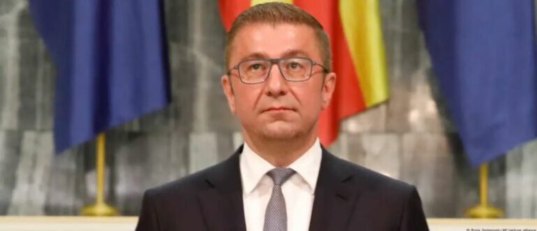 Më shumë vdekje sesa lindje në Maqedoninë e Veriut, kryeministri propozon taksë për beqarët