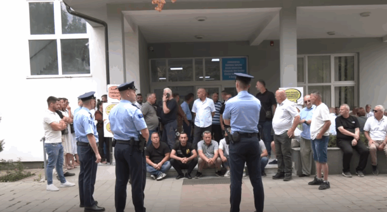Në shenjë proteste, sigurimi bllokon drejtorët e QKUK-së