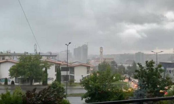 Komuna e Prishtinës paralajmëron: sot pasdite rrebeshe shiu, rrufe dhe erëra deri në 70 km/h
