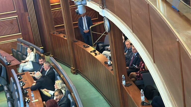 Në prani të ambasadorëve dështon sërish konstituimi i Kuvendit – seanca e radhës nesër
