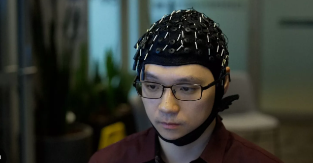 Kapelja që lexon mendjen: Inteligjenca artificiale e shndërron aktivitetin e trurit në tekst