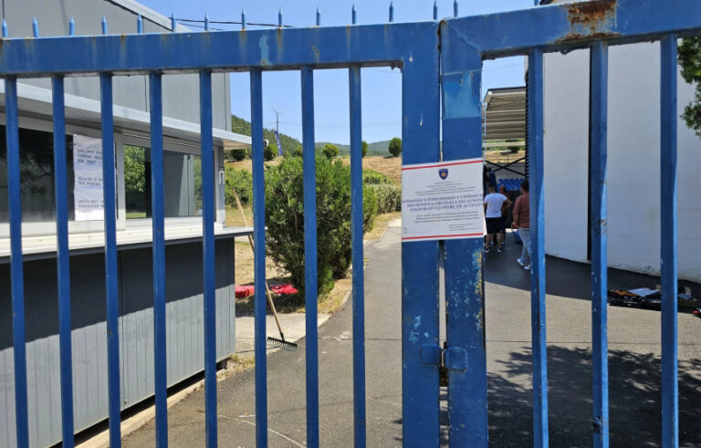 Mbyllet pishina e Gërmisë