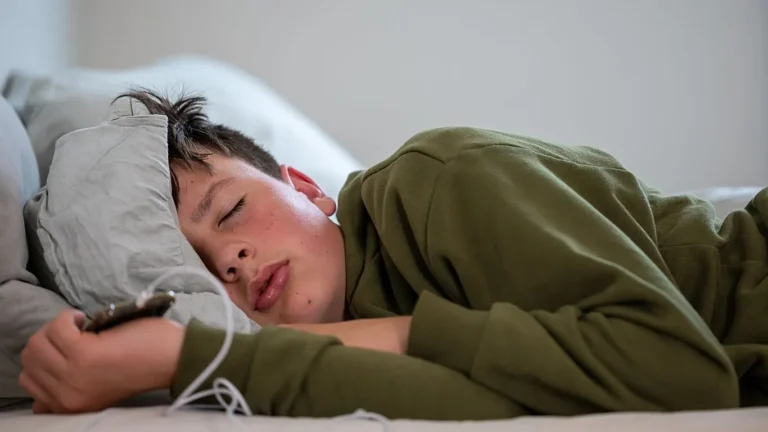 Problemet me gjumin lidhen me vetëlëndim tek adoleshentët