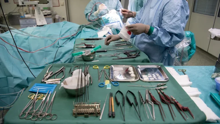 Skandal në Austri: Vajza 12-vjeçare përfshihet në operacion dhe bën ndërhyrje në kafkën e pacientit