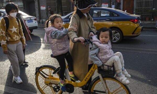 CNN: Kina po i paguan çiftet në mbarë vendin që të bëjnë më shumë fëmijë