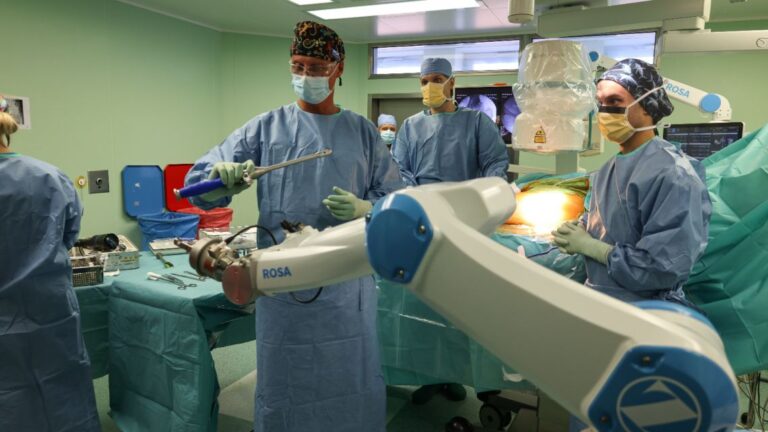 Polonia ndër vendet e para të BE-së që kryen kirurgji të zëvendësimit të nyjes së ijit me robot