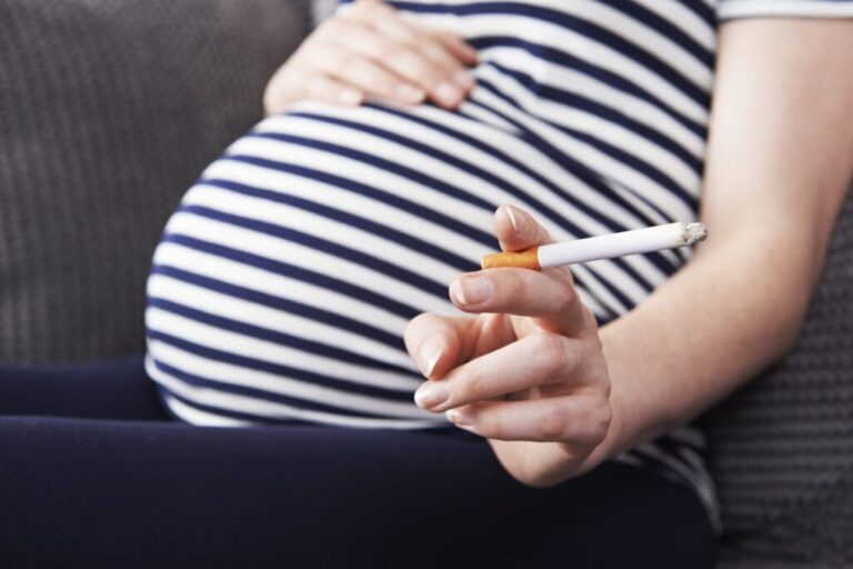 Një në 10 gra shtatzëna pinë duhan gjatë lindjes