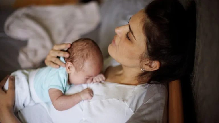 Gratë pas lindjes më të rrezikuara nga depresioni dhe psikoza