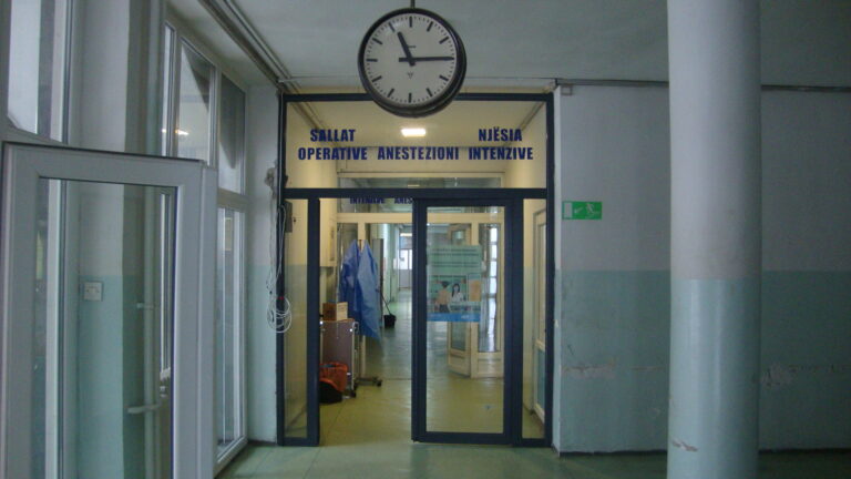 Mbi 3 mijë analiza laboratorike dhe 14 operacione në Spitalin e Përgjithshëm të Pejës brenda 24 orëve
