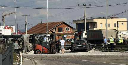 Policia jep detaje për aksidentin e rëndë afër Fushë Kosovës: Kamioni humbi drejtimin dhe goditi katër automjete