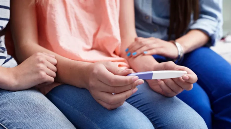 Shtatzënitë tek adoleshentet në Angli shënojnë rritje për herë të parë në 14 vjet