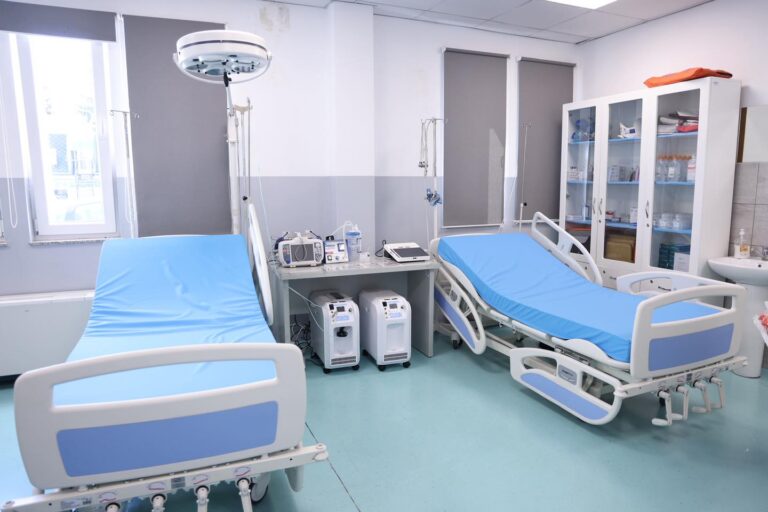 QKMF në Deçan pranon një aparaturë mjekësore për kujdesin paliativ