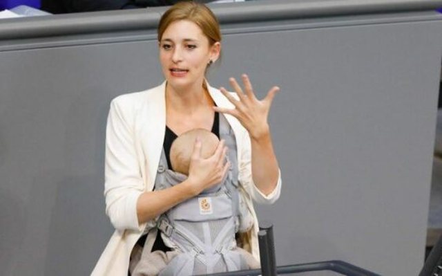 Me foshnjën në krah, deputetja gjermane mban fjalim historik në Bundestag