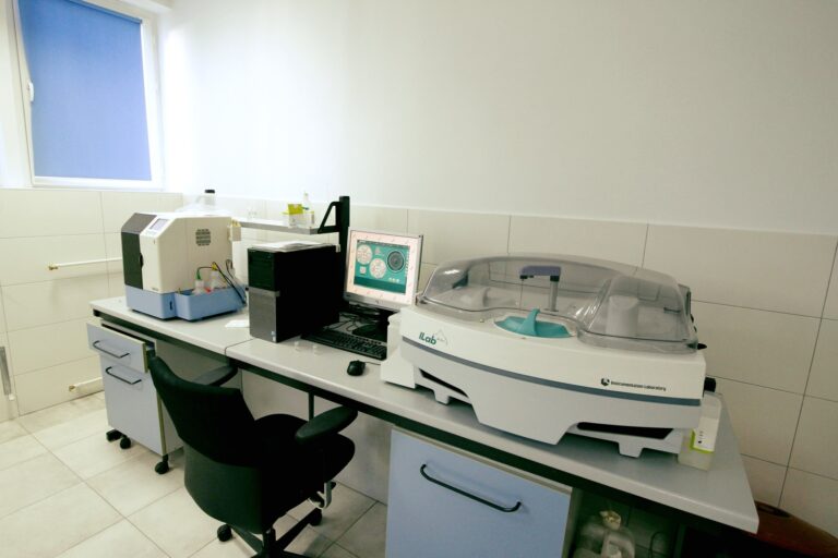 Mbi 4 mijë analiza laboratorike të kryera në vetëm një ditë në Spitalin e Përgjithshëm