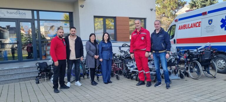 Spitali i Gjakovës dhuron pajisje ndihmëse për Handikos-in në Gjakovë