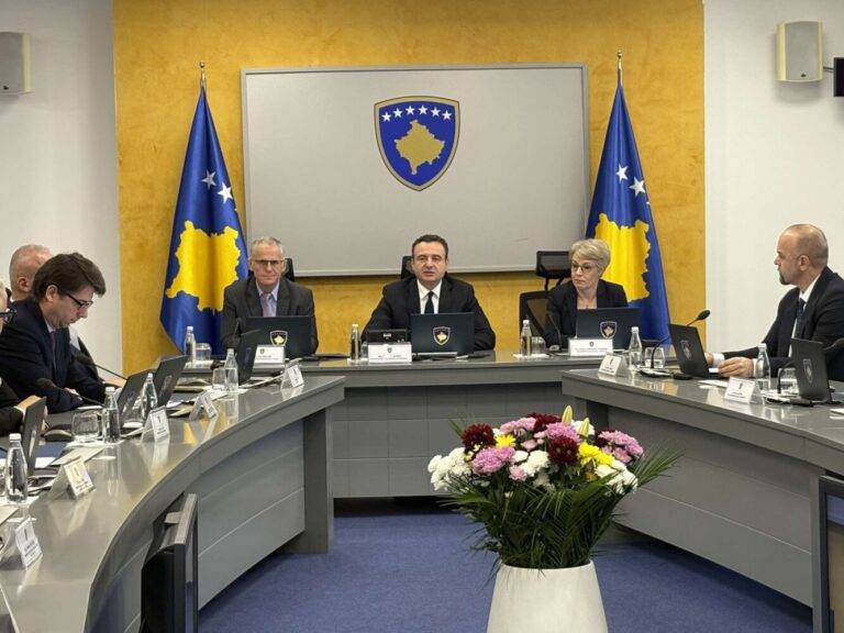 Qeveria në detyrë miraton projektbuxhetin prej 4 miliardë euro për vitin 2026, punonjësit e sektorit publik do të marrin pagën e 13-të