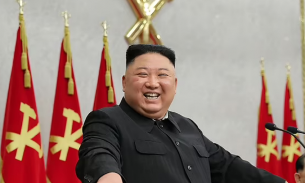 Kim Jong-un ndalon zmadhimin e gjoksit në Korenë e Veriut