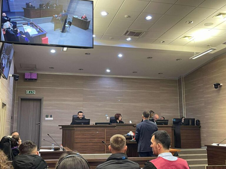 Mjeku ligjor: Ademaj kishte hematomë në krah – dëmtimi u shkaktua para ose gjatë vrasjes me mjet të fortë, jo të mprehtë