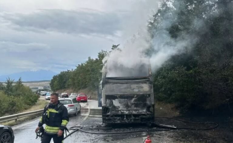 Një autobus përfshihet nga zjarri në Qafë të Duhlës, nuk ka të lënduar