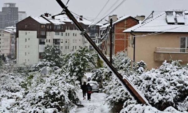 Pritet përkeqësim i kushteve atmosferike, Komuna e Prishtinës thotë se në disa zona mund të ketë pezullim të transportit publik