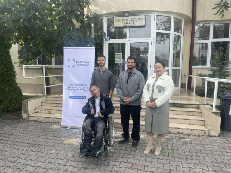 Vetëm 7% e institucioneve ofrojnë qasje për personat me aftësi të kufizuara, përurohet pjerrina dhe tualeti i qasshëm në shkollën “7 Marsi”